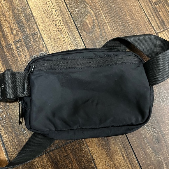 Lululemon Everywhere Belt Bag 1L - Picture 2 of 4